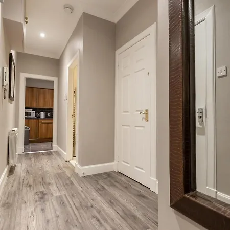 Two Bedroom Within Walking Distance To Centre