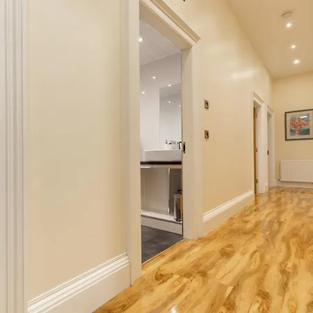 New 2 Bed With Stunning Views Of Arthur Seat Mountain Apartment *