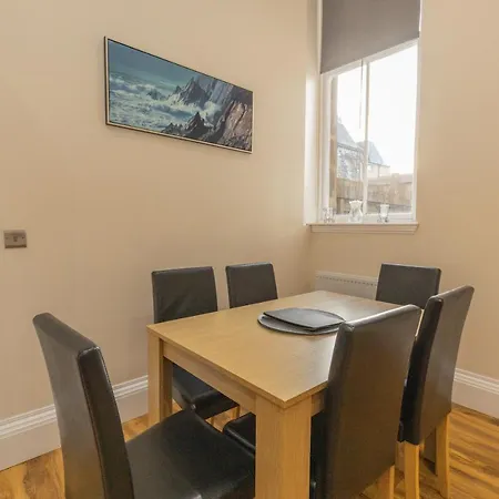 New 3-bedroom Close To Centre * Edinburg