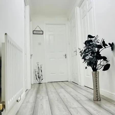 Superb 2 Bedroom With Free Parking *