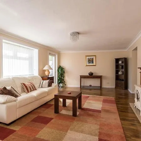 Cosy & Bright Semi-detached House شقة *