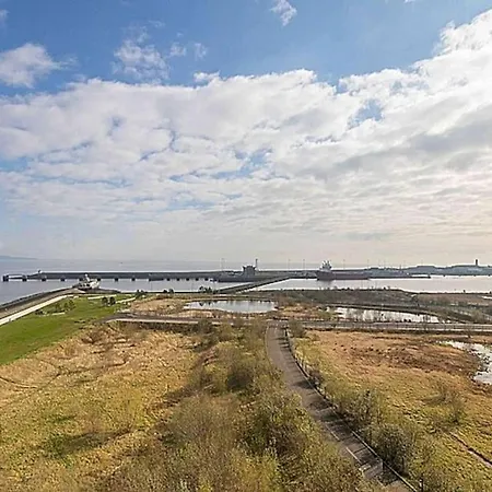 Modern 2 Bed With Stunning Seaside View Apartman