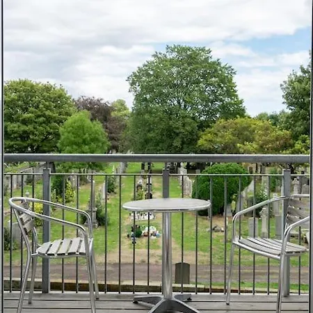 Pilrig Flat: A Lovely 5-bed With A Lift *