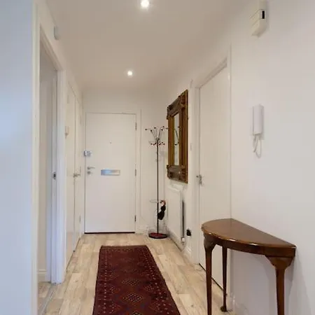 Pilrig Flat: A Lovely 5-bed With A Lift Edinburgh