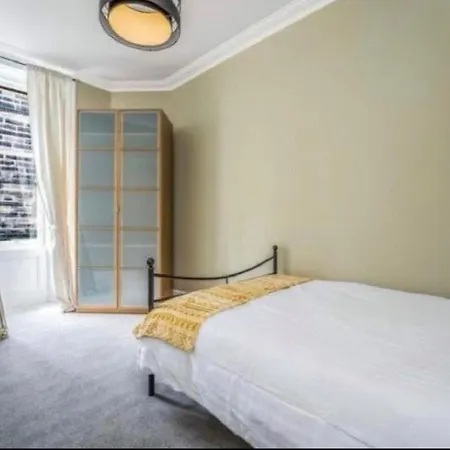 Spacious & Comfortable 3 Bedroom - Near Centre - Free Parking Available - Sleeps Up To 5 Guests Apartamento *