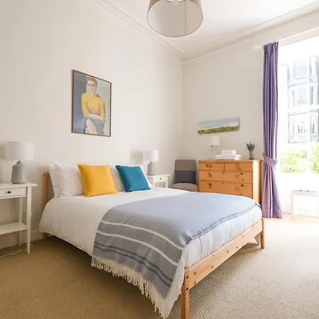 Joivy 3-bed Meadows Flat Near Castle Apartment *