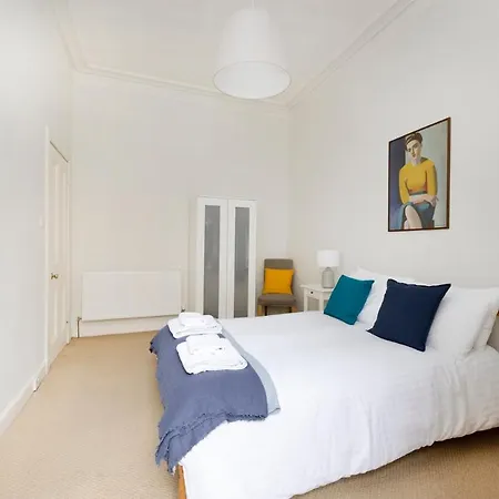 Joivy 3-bed Meadows Flat Near Castle Apartment