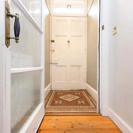 Joivy 3-bed Meadows Flat Near Castle