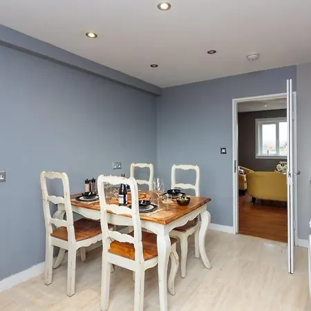 Gorgeous 3-bed Flat, 15 Minutes To Centre