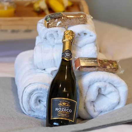 Gorgeous 3-bed Flat, 15 Minutes To Centre Apartment *