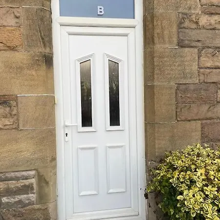 Cosy & Bright Semi-detached House Appartamento