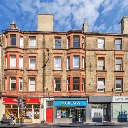 Spacious & Comfortable 3 Bedroom - Near Centre - Free Parking Available - Sleeps Up To 5 Guests *