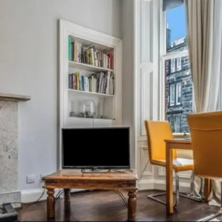 Apartamento Spacious & Comfortable 3 Bedroom - Near Centre - Free Parking Available - Sleeps Up To 5 Guests *