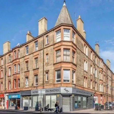 Spacious & Comfortable 3 Bedroom - Near Centre - Free Parking Available - Sleeps Up To 5 Guests *