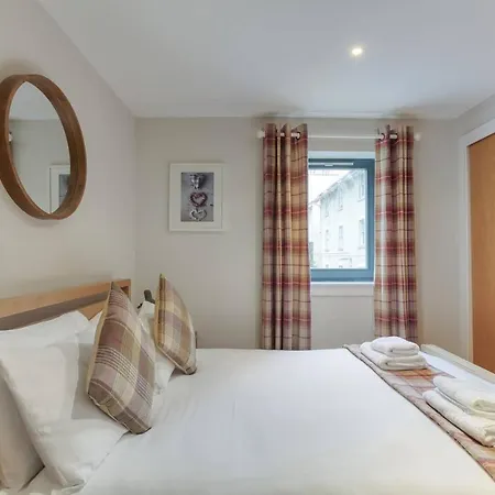 *amazing Location!*in Heart Of The City. 2br & Cot *