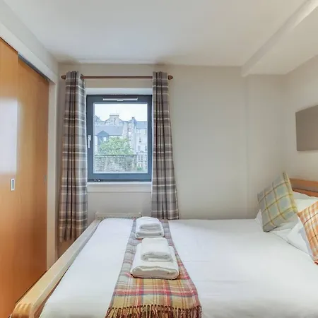 *amazing Location!*in Heart Of The City. 2br & Cot *