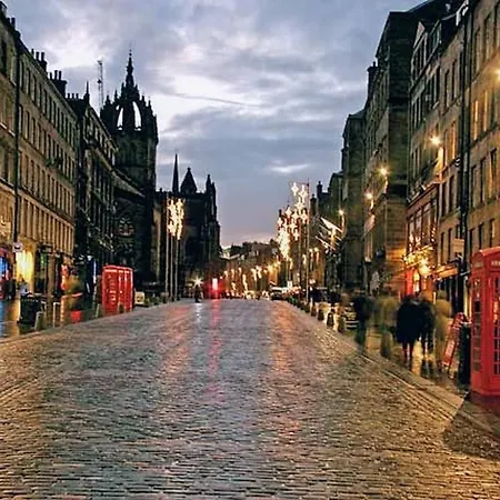 *amazing Location!*in Heart Of The City. 2br & Cot *