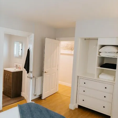 Luxury Modern 3 Bedroom In Centre *