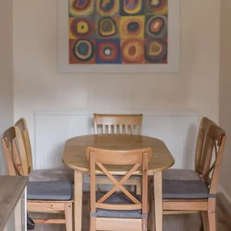 Beautiful 2 Bed 2 Bath Flat Overlooking Meadows Park *