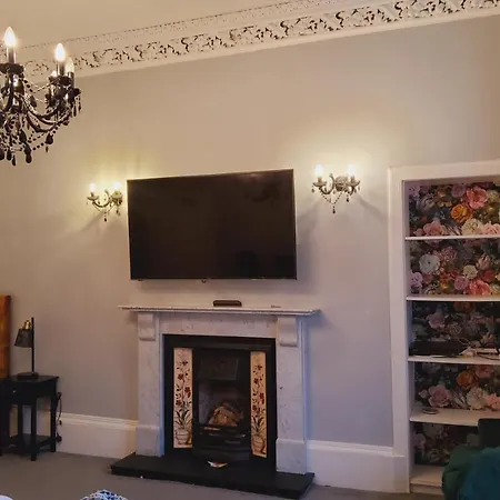 Lovely 4 Bedroom Apt With 7 Beds And Free Parking Apartment