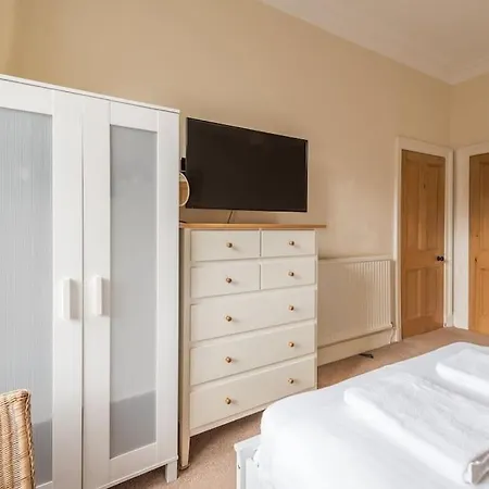 Beautiful 2 Bed 2 Bath Flat Overlooking Meadows Park Daire *