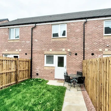 2-bedroom With Private Garden & Parking Dom wakacyjny