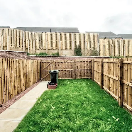 بيت للعطل 2-bedroom With Private Garden & Parking