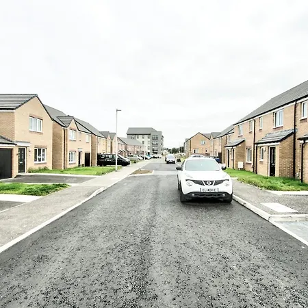 2-bedroom With Private Garden & Parking بيت للعطل