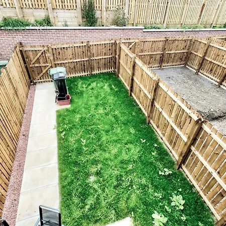 2-bedroom With Private Garden & Parking * Edinburgh