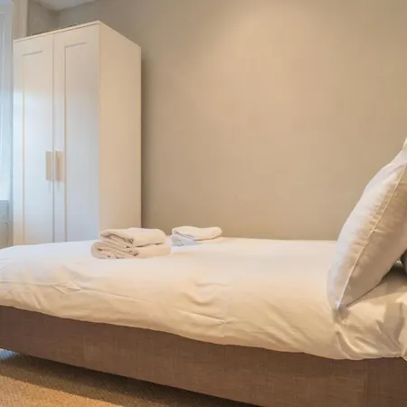 Queen St Superb Penthouse Flat With Roof Terrace *