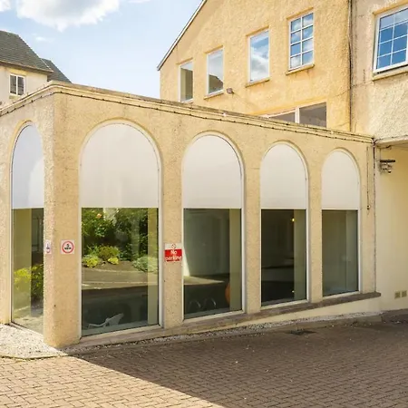 Bright 3 Bed Flat With Pool & Parking