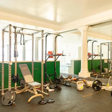 Bright 3 Bed Flat With Pool & Parking アパート