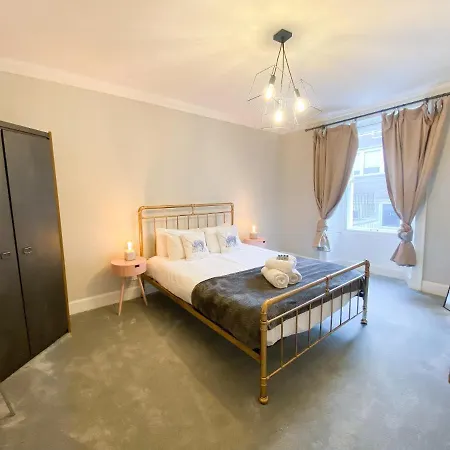 Rose Street's Hidden Treasure- 2bed Newly Refurbished Апартаменты Эдинбург