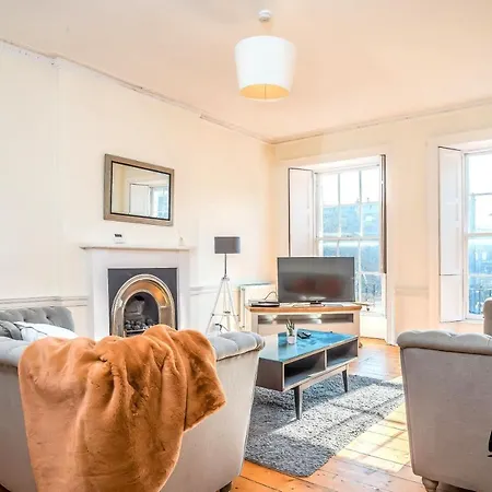 Couronnes - Georgian New Town 3br-1ba - Free Parking By Bonjour Residences