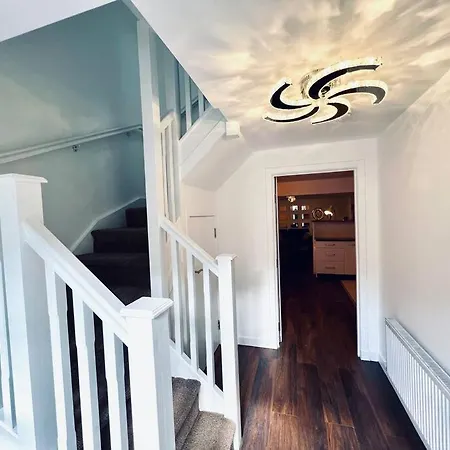 Luxe 4 Bedroom Centre House EDI