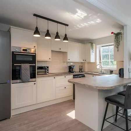 Luxury 2bed 2bath Flat In Centre- Free Parking! *