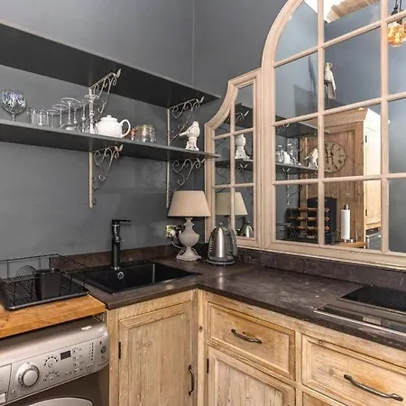 Maindoor Flat Nestled In Heart Of Stockbridge