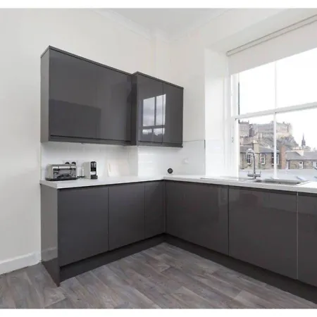 Joivy Elegant 4-Bedroom Flat Near Edinburgh Castle * Edinburgh