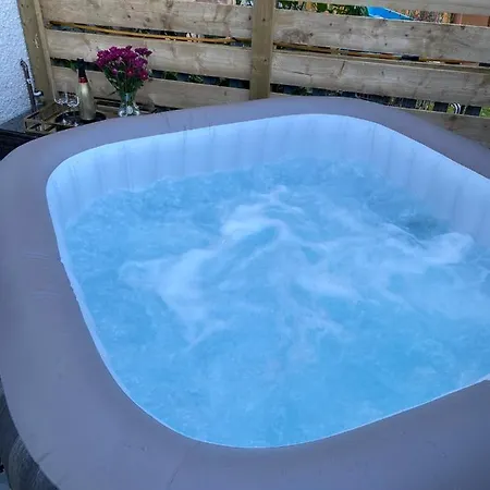 Lovely 3 Bed With Jacuzzi, Close To Airport, Driveway, Wifi Édimbourg