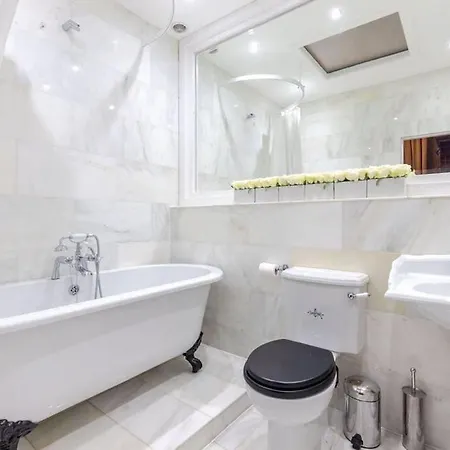 Maindoor Flat Nestled In Heart Of Stockbridge Apartment