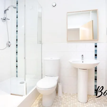 Apartament Spacious 2br-2ba, Charlotte Square - Free Parking By Bonjour Residences