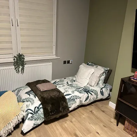Lovely 3 Bed With Jacuzzi, Close To Airport, Driveway, Wifi Appartement Edinburgh