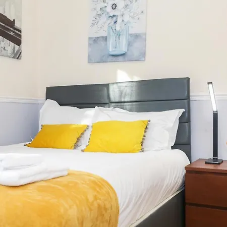 Beautiful 4 Bedroom - Free Parking *