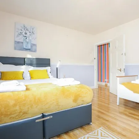 Beautiful 4 Bedroom - Free Parking *