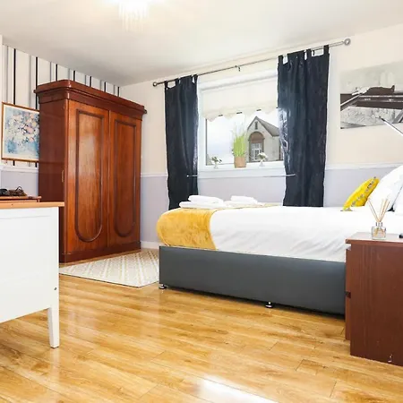 Tatil Evi Beautiful 4 Bedroom - Free Parking Edinburgh