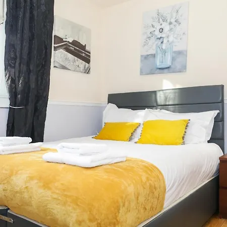 Beautiful 4 Bedroom - Free Parking Tatil Evi *