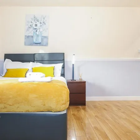 Beautiful 4 Bedroom - Free Parking Edinburgh