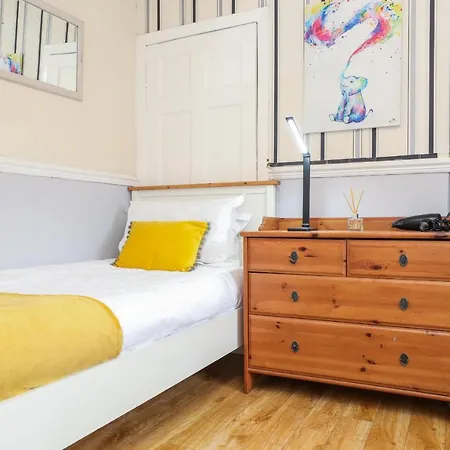 Beautiful 4 Bedroom - Free Parking Tatil Evi Edinburgh