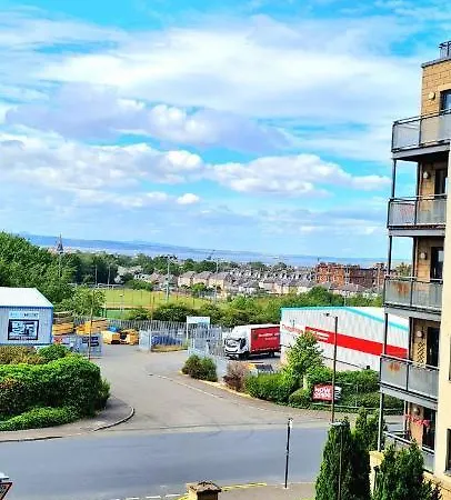 Elegant 2 Bedroom Centre - Free Parking - Private Balcony Apartment