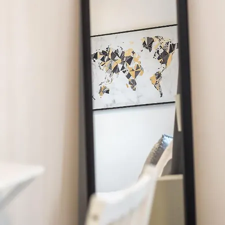 Apartment Modern Spacious 3 Bedroom Centre - Free Parking - Private Balcony *